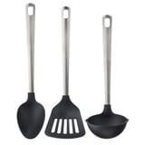 Tres utensilios de cocina negros con mangos de acero inoxidable alineados sobre un fondo blanco.