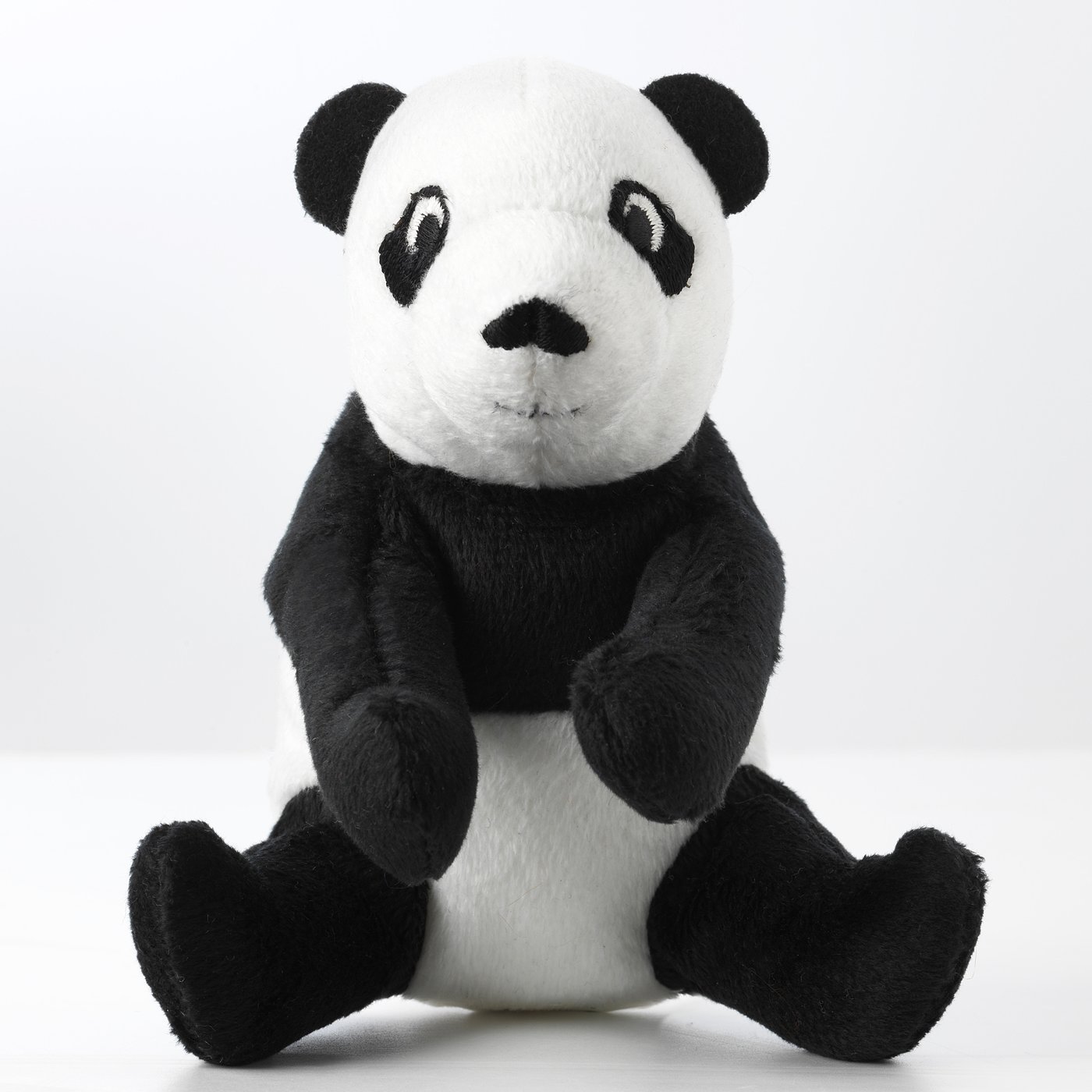 Panda de peluche blanco y negro, sentado en posición vertical, tela suave de alta calidad, ideal para el juego de los niños.