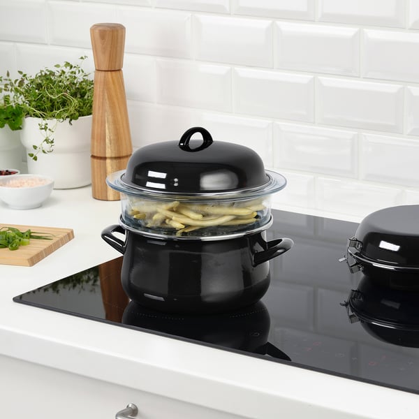 Verduras al vapor en la estufa con hierbas y pimienta.