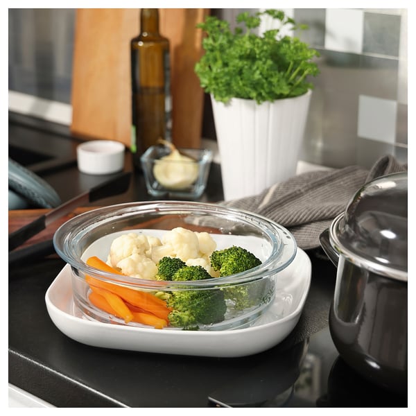 Cuenco de cristal con verduras de colores en la encimera.