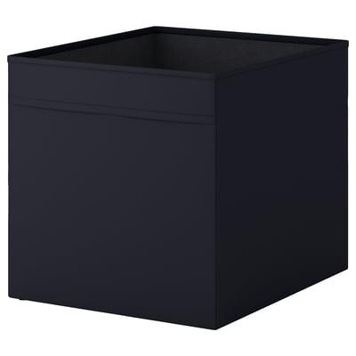 Una caja de almacenamiento DRÖNA negra de ikea. Su forma cuadrada, fabricada en poliéster reciclado, y pensada para estanterías.