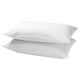 Dos almohadas rectangulares blancas apiladas ordenadamente, hechas de algodón suave, ideales para un sueño cómodo.