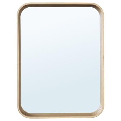 Un espejo rectangular llamado DVÄRGSYREN con un marco de roble claro, diseñado para colgar vertical u horizontalmente, con un estante para el almacenamiento.
