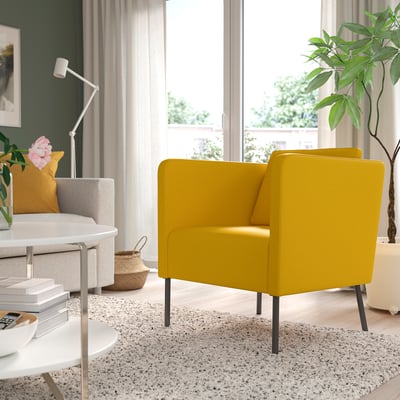 Salón moderno: sillón amarillo EKERÖ, ventana, sofá, planta, libros.
