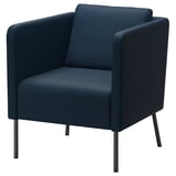 Sillón EKERÖ azul oscuro, moderno y confortable con líneas elegantes y laterales acolchados.
