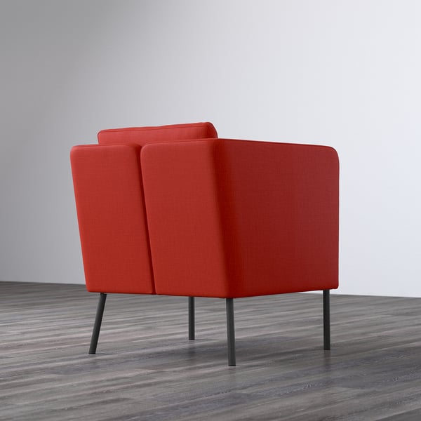 Sillón EKERÖ rojo brillante con respaldo ajustable, suelo de madera gris.