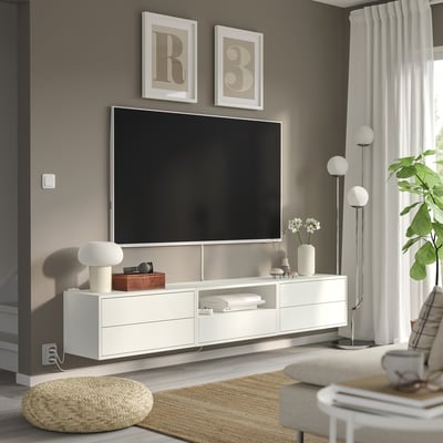 Sala de estar moderna con mueble de TV EKET blanco, TV de pantalla plana y decoración.