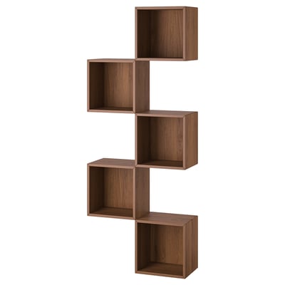 Un estante alto de madera marrón, EKET, en forma de zig-zag para montaje en pared, diseño moderno.