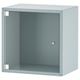 Mueble de almacenaje en cubo azul claro EKET de Ikea con puerta de cristal.