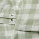 Edredón de cuadros de color blanco verdoso pálido, dos cierres metálicos de botón a presión en la parte inferior.