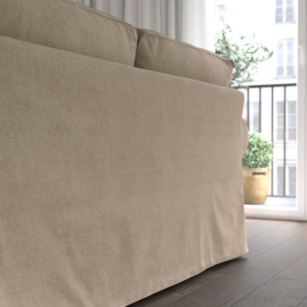Sofá EKTORP beige junto a la ventana, fácil de limpiar, plantas en el exterior. Longitud: 46 caracteres
