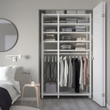 Armario ELVARLI blanco con estantes y percheros, junto a la cama king, diseño moderno y minimalista