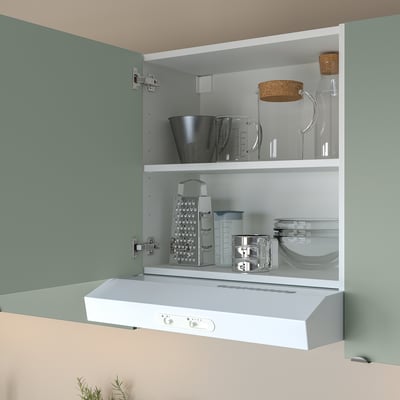 Armario de cocina abierto con utensilios de cocina y contenedores, con campana extractora incorporada debajo.