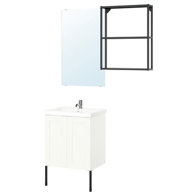 Montaje moderno del baño: armario blanco, grifería cromada, espejo rectangular, estante con marco negro.