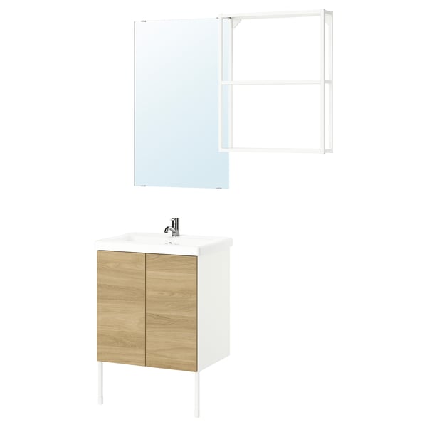 Tocador de baño moderno con puertas de madera clara y cuerpo de gabinete blanco, con un espejo grande y accesorios de metal.