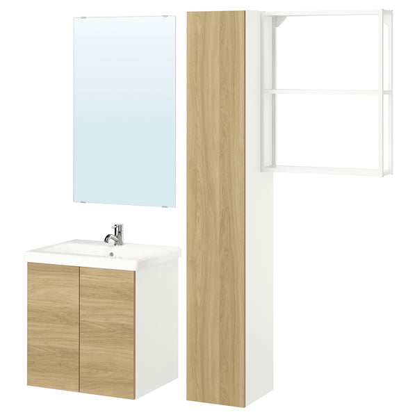 Equipamiento de baño moderno: serie ENHET con lavabo de madera clara y blanco, armario alto, estantería abierta y espejo rectangular.