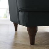 Primer plano del sofá ESSEBODA gris oscuro, con cojines gruesos, patas de madera y un diseño acogedor.