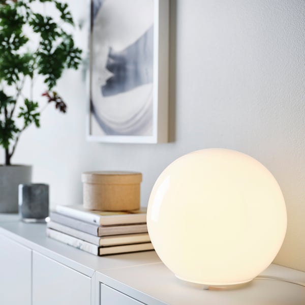 https://www.ikea.com/es/es/images/products/fado-lampara-mesa-blanco__1158342_pe888106_s5.jpg?f=s