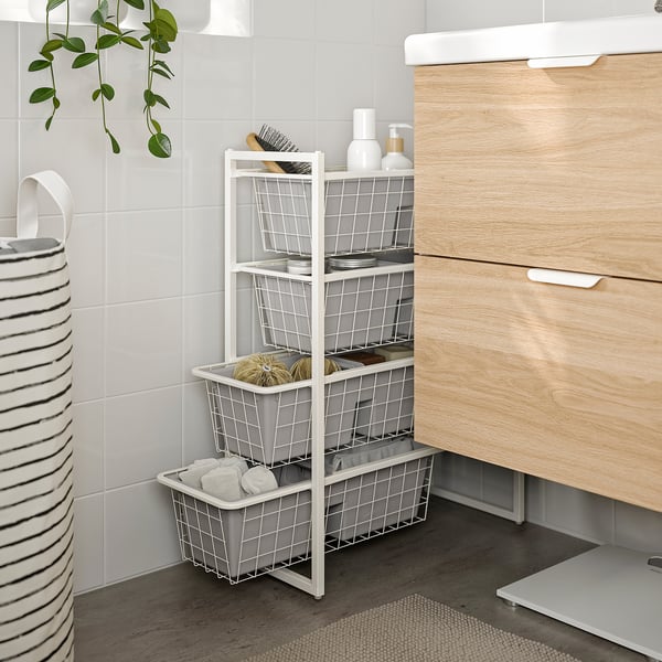 Cajón de baño con inserto FÅNGGRÖDA que organiza los artículos de tocador.