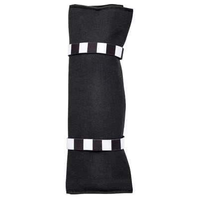 Juego de cubiertos de viaje FINSKUREN en estuche negro con tenedor, cuchillo, cuchara y bandas de tela a rayas. Ideal para viajar o almorzar.