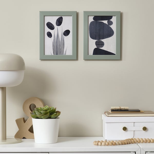 Impresiones de arte abstracto sobre estante con lámpara, decoración, planta, libros: versátiles para habitaciones infantiles.