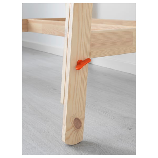 Una robusta pata de escritorio de madera con un ajustador de altura de color naranja brillante, que demuestra una artesanía de alta calidad.