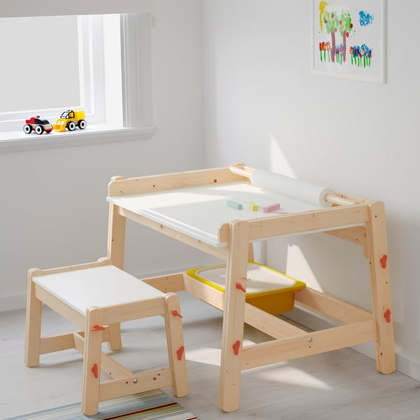 Escritorio de madera para niños con rollo de dibujo, bloques, taburete, camión, obras de arte.
