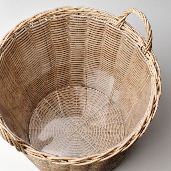 Cesta de mimbre natural tejida a mano con forro de plástico transparente. Resistente, duradero, perfecto para almacenamiento o plantas.