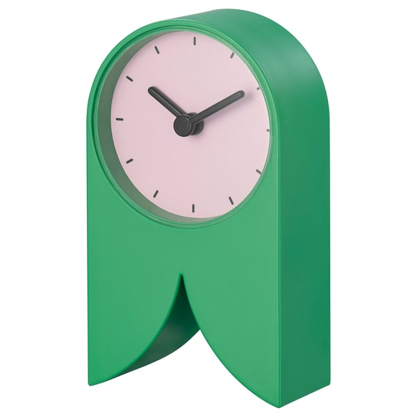 Un reloj FLODKRÄFTA verde con esfera blanca y manecillas negras, con un diseño curvo único hecho de plástico ABS reciclado.