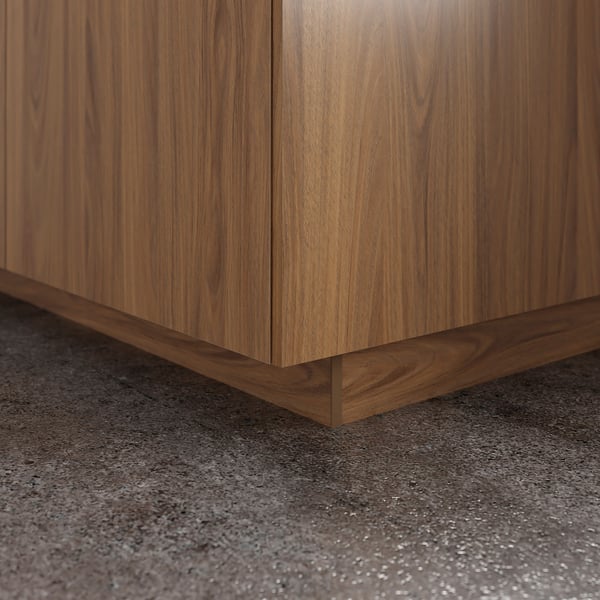 Zócalo de cocina de madera, mueble de nogal a juego, que cubre el espacio del suelo, lo que garantiza un aspecto limpio.