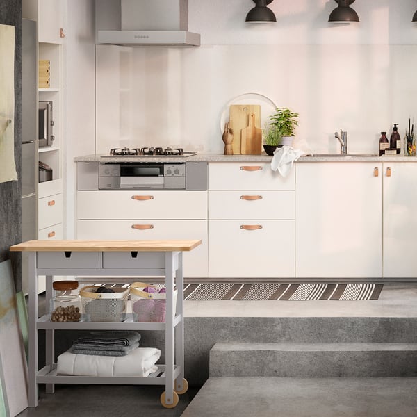 Cocina moderna con carro FÖRHÖJA, superficies de madera y amplio espacio de almacenamiento.