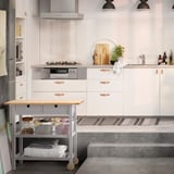 Cocina moderna con carro FÖRHÖJA, superficies de madera y amplio espacio de almacenamiento.