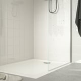 Plato de ducha moderno con superficie antideslizante y diseño de escalón bajo. Adecuado para uso doméstico o público, conserva el agua y mejora la seguridad.