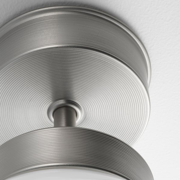 Moderna lámpara de techo metálica con un intrincado diseño acanalado. El acabado brillante de alta calidad realza el atractivo estético.