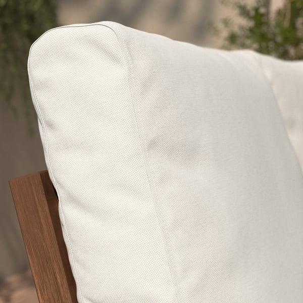 Cojín de respaldo para muebles de exterior: suave, blanco, textura sutil, duradero.