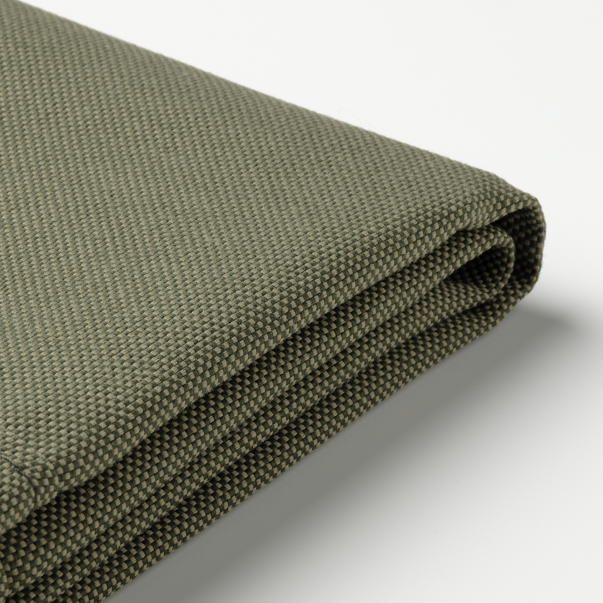 Tejido reciclado verde con textura suave, desplegado de forma ordenada.