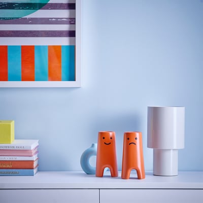 Dos jarrones FRÖVÄXT sobre la mesa, con lámpara y libros.