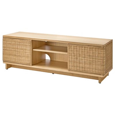 Banco de tv Fryksas, mezcla de madera natural y ratán, forma rectangular, almacenamiento abierto y cerrado.