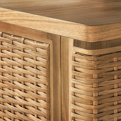 Mueble de televisión de mimbre con tapa de madera, que muestra intrincados detalles de tejido y una construcción robusta.
