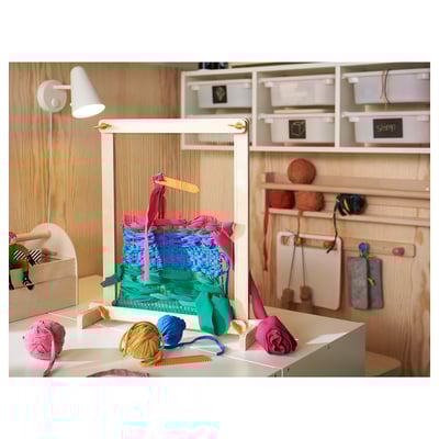 Una lámpara de pared blanca FUBBLA con brazo ajustable y regulador de intensidad.