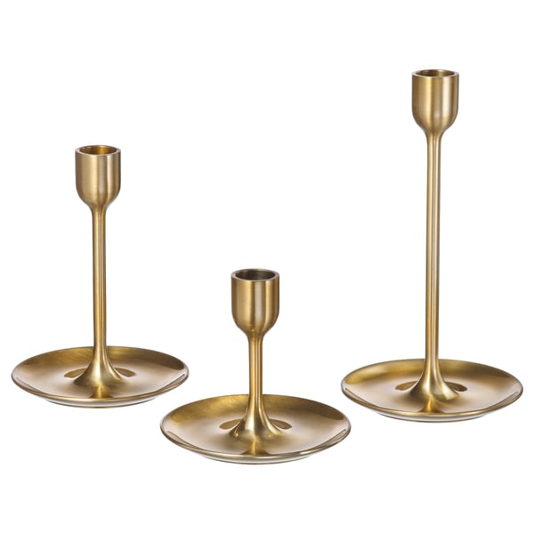 Tres candelabros dorados de diferentes alturas con diseño moderno. Color latón, elegante y atemporal, perfecto para la decoración del hogar.