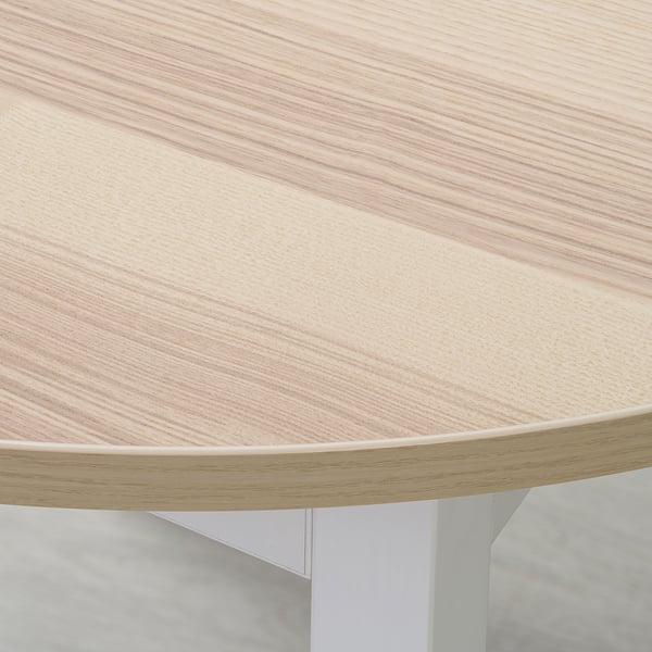 Tablero de madera suave y ligera con bordes limpios, que muestra una textura de grano fino.