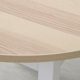 Tablero de madera suave y ligera con bordes limpios, que muestra una textura de grano fino.