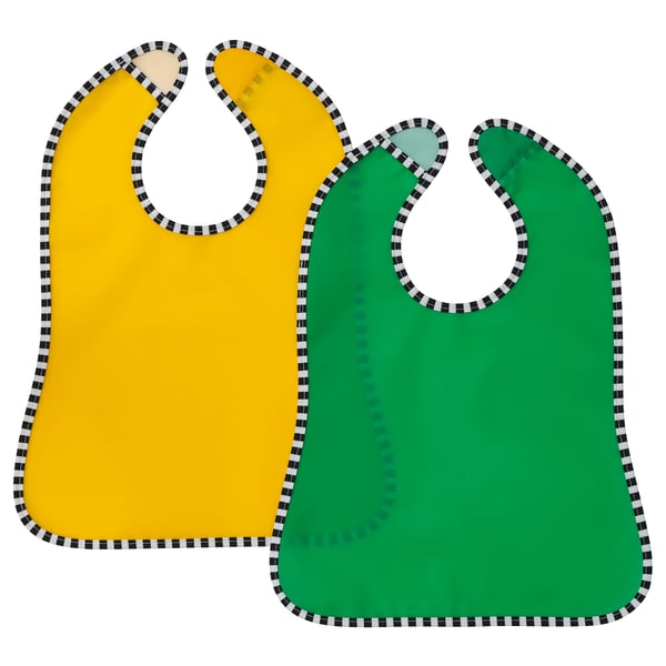 Dos coloridos baberos para bebés, uno amarillo y otro verde, con bordes a cuadros y aberturas en el cuello, hechos con materiales reciclados.