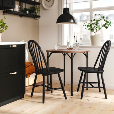 GRÖTÅN / SKOGSTA Mesa y dos sillas, pino tinte marrón/negro, 80 cm