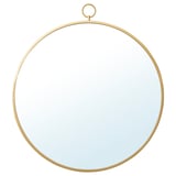 Un espejo redondo de color dorado llamado GRYTÅS con un marco de latón y un lazo para colgar. Es una pieza decorativa moderna apta para paredes o mesas.