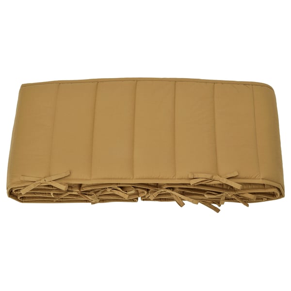 Parachoques de cama GULDVÄVARE beige, rectangular, acolchado, atado con cintas para su fijación.