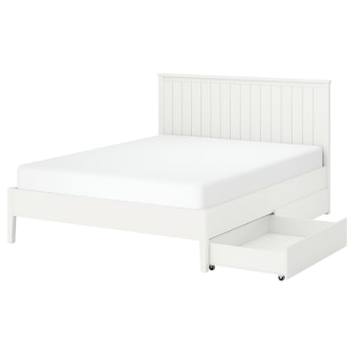 Cama blanca GULLABERG con cajones. Diseño elegante y tradicional con patas y cabecero de madera maciza. Incluye dos cajones de almacenamiento en ruedas.