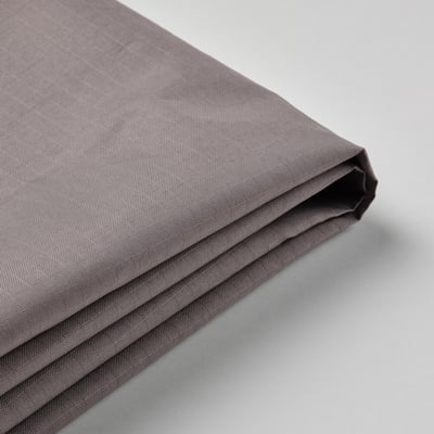 Primer plano de tela gris doblada, textura lisa, cuidadosamente planchada.