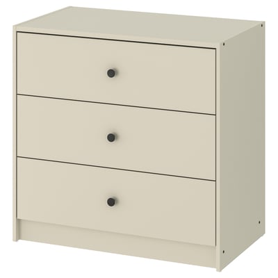 Una cómoda GURSKEN beige con tres cajones, diseño sencillo y pomos circulares.